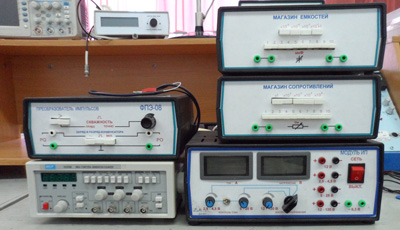 Типовой комплект оборудования для лаборатории «Электричество и магнетизм» ФПЭ (Изучение процессов заряда и разряда конденсатора ФПЭ-08)